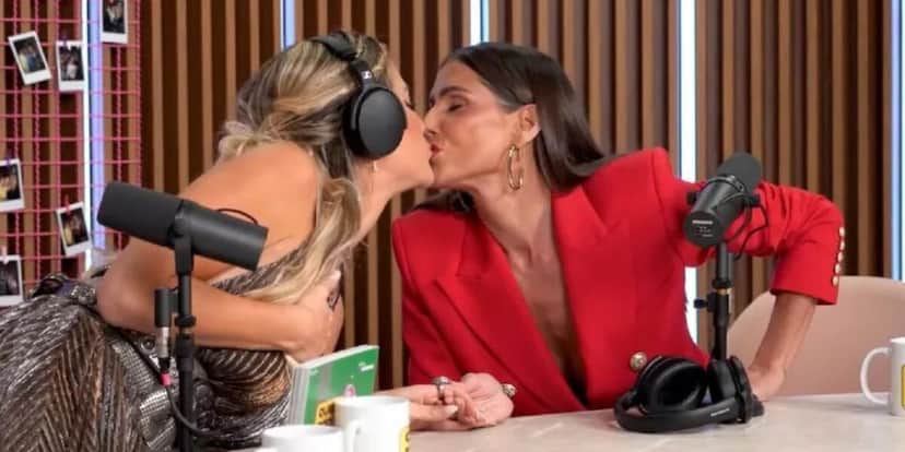 Gio Ewbank e Deborah Secco deram um selinho durante podcast (Foto Reprodução/Youtube) Gio Ewbank e Deborah Secco deram um selinho durante podcast (Foto Reprodução/Youtube)