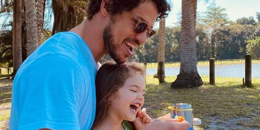 Ator com a filha no parque (Foto: Divulgação) Ator com a filha no parque (Foto: Divulgação)