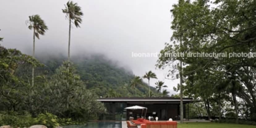 Casa de Luciano Huck e Angélica rodeada pela floresta (Reprodução: Youtube) Casa de Luciano Huck e Angélica rodeada pela floresta (Reprodução: Youtube)