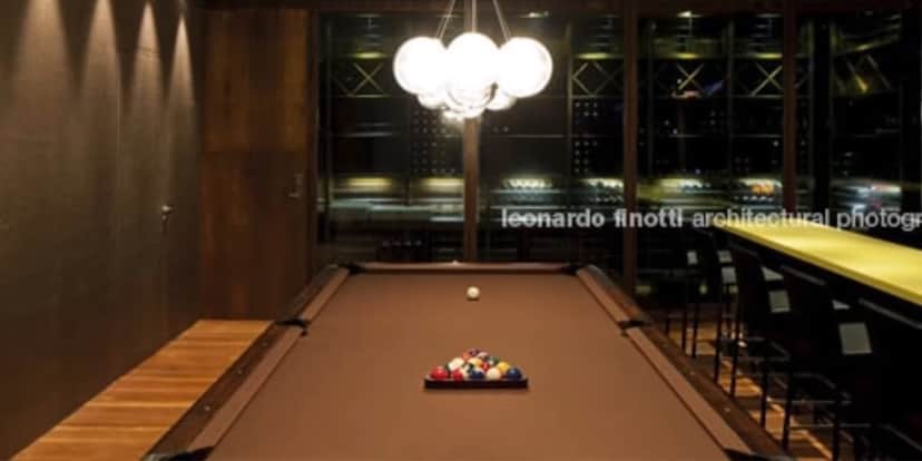 Sala de jogos, com mesa de sinuca (Reprodução: Youtube) Sala de jogos, com mesa de sinuca (Reprodução: Youtube)