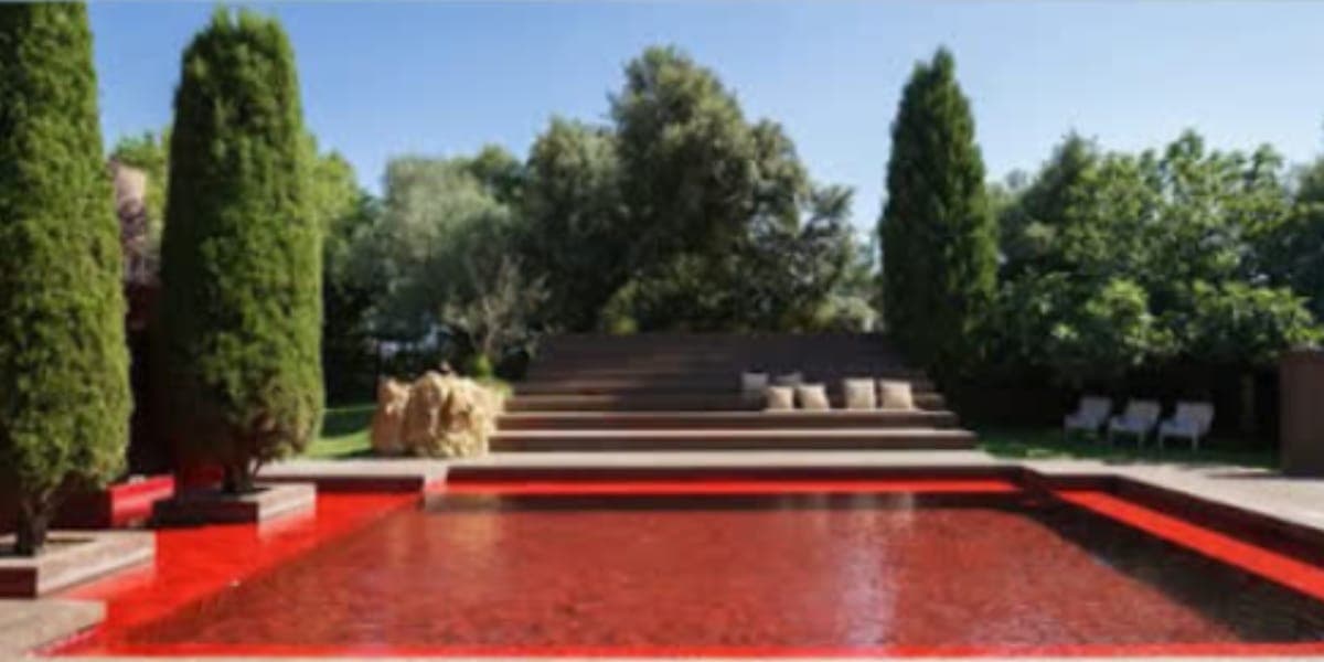 Piscina vermelha da mansão de André Marques (Reprodução: Youtube) Piscina vermelha da mansão de André Marques (Reprodução: Youtube)