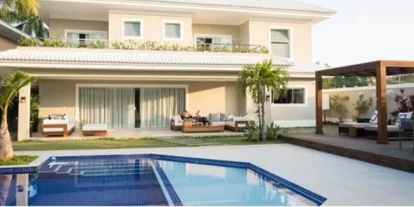 Piscina gigante e enorme área de lazer da parte externa da mansão de Juliana Paes (Reprodução: Youtube) Piscina gigante e enorme área de lazer da parte externa da mansão de Juliana Paes (Reprodução: Youtube)