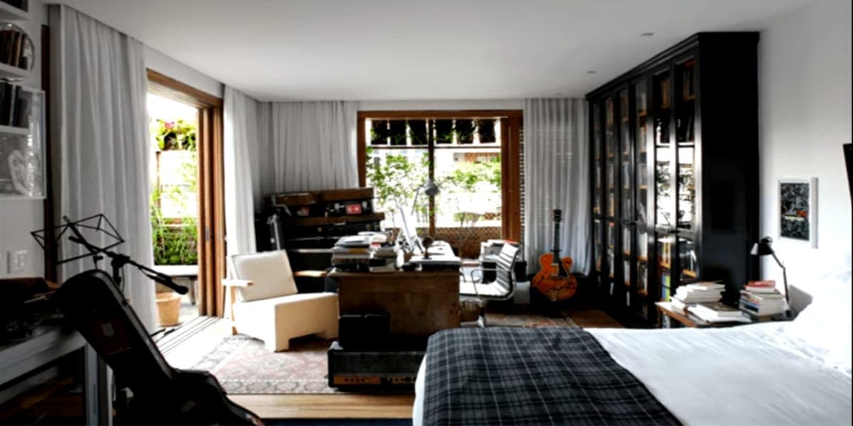 Quarto da atriz com muita luz natural (Reprodução: Youtube) Quarto da atriz com muita luz natural (Reprodução: Youtube)
