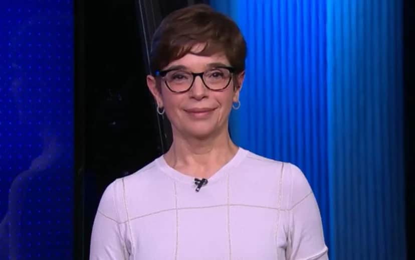 Jornalidsta Renata Lo Prete durante a cobertura do 1º turno das eleições no Brasil, quando Globo barrou ataque hacker - Reprodução Jornalidsta Renata Lo Prete durante a cobertura do 1º turno das eleições no Brasil, quando Globo barrou ataque hacker - Reprodução