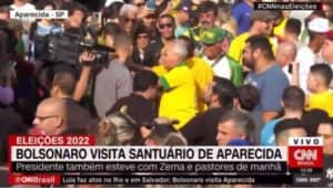 Bolsonaro visita Santuário de Aparecida e apoiadores do presidente hostilizam e tentam agredir jornalistas (Foto: Reprodução / Twitter) Bolsonaro visita Santuário de Aparecida e apoiadores do presidente hostilizam e tentam agredir jornalistas (Foto: Reprodução / Twitter)