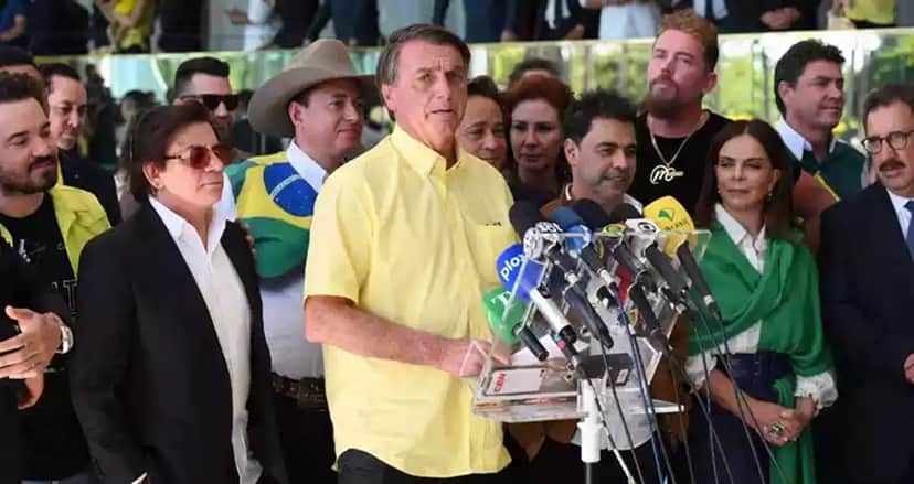 Jair Bolsonaro com Chitãozinho e Zezé Di Camargo, sem Xororó e Luciano Camargo; ausência foi notada pelo público Jair Bolsonaro com Chitãozinho e Zezé Di Camargo, sem Xororó e Luciano Camargo; ausência foi notada pelo público