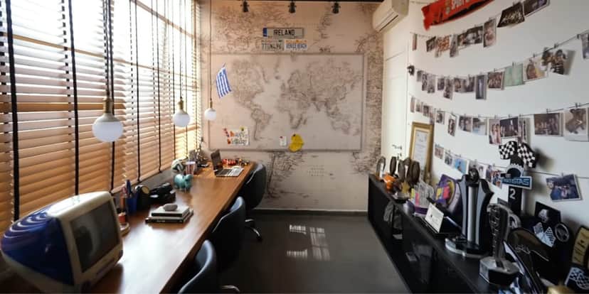 Escritório do artista, com mapa mundial na parede (Reprodução: Youtube) Escritório do artista, com mapa mundial na parede (Reprodução: Youtube)