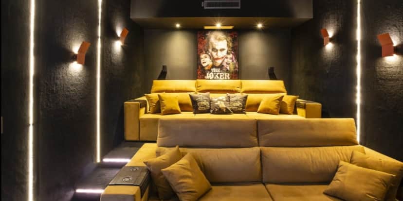 Sala de cinema da residência do ator (Reprodução: Youtube) Sala de cinema da residência do ator (Reprodução: Youtube)