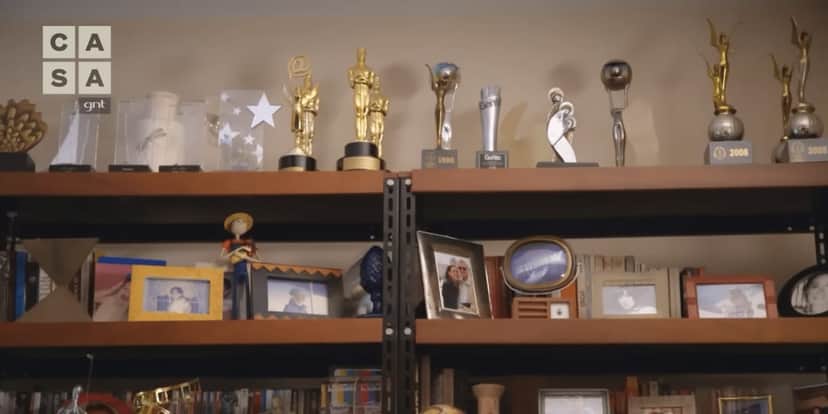 Estante com prateleira cheia de troféus de Lilia Cabral (Reprodução: Youtube) Estante com prateleira cheia de troféus de Lilia Cabral (Reprodução: Youtube)