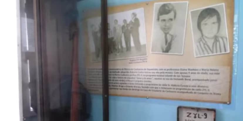 Um pouco da história do cantor estampada nas paredes (Reprodução: Youtube) Um pouco da história do cantor estampada nas paredes (Reprodução: Youtube)