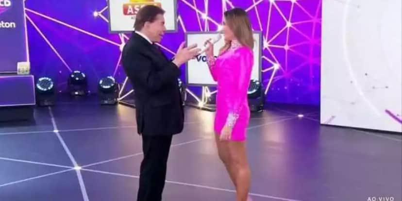Claudia Leitte fica constrangida após Silvio Santos dizer que ficaria excitado se a abraçasse (Reprodução: SBT) Claudia Leitte fica constrangida após Silvio Santos dizer que ficaria excitado se a abraçasse (Reprodução: SBT)