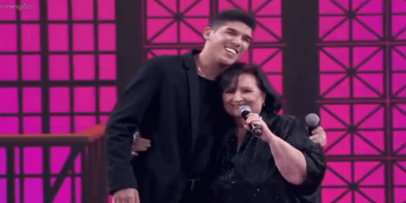 Déa Lúcia cantou ao lado de Zé Vaqueiro no "Domingão" (Foto: Reprodução / Globo) Déa Lúcia cantou ao lado de Zé Vaqueiro no "Domingão" (Foto: Reprodução / Globo)