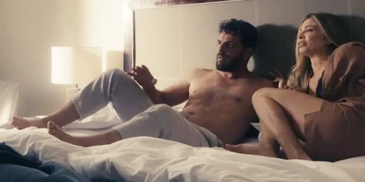 Moretti e Debora na cama em Travessia Moretti e Debora na cama em Travessia