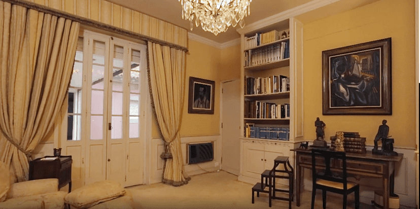 Um escritório suntuoso com muitos livros e decoração de luxo (Foto Reprodução/Internet) Um escritório suntuoso com muitos livros e decoração de luxo (Foto Reprodução/Internet)