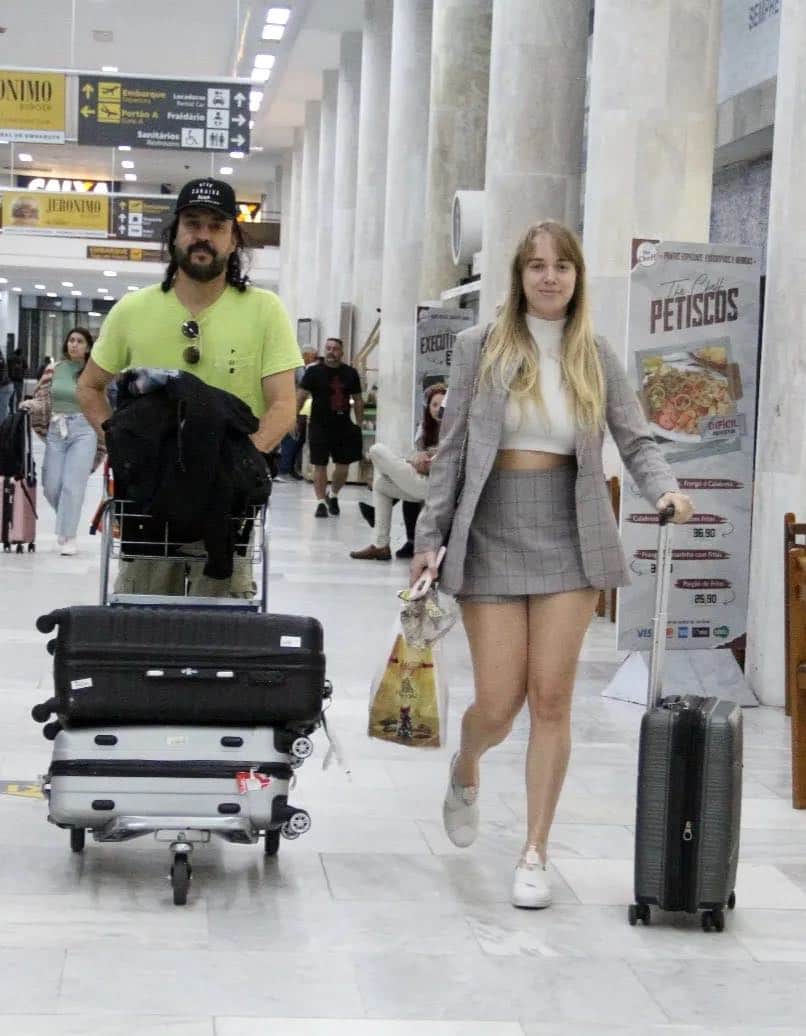 Gabriel Pensador é flagrado junto de namorada 27 anos mais nova Gabriel Pensador é flagrado junto de namorada 27 anos mais nova