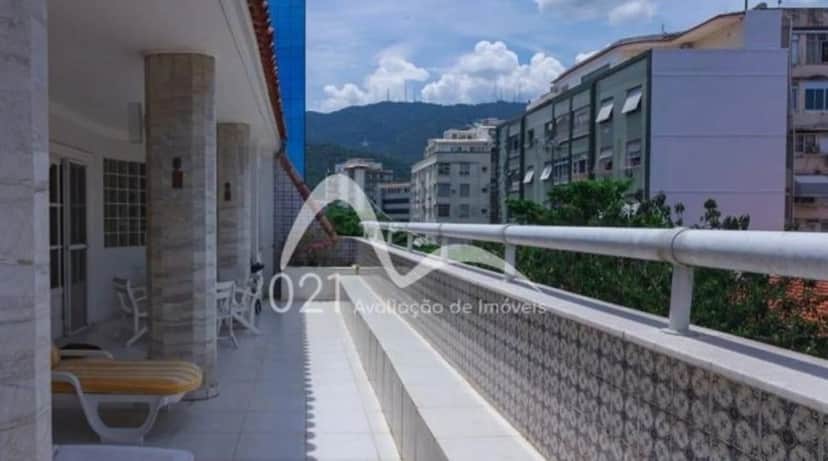 Foto da varanda espaçosa da cobertura de luxo que vale milhões no Leblon Foto da varanda espaçosa da cobertura de luxo que vale milhões no Leblon
