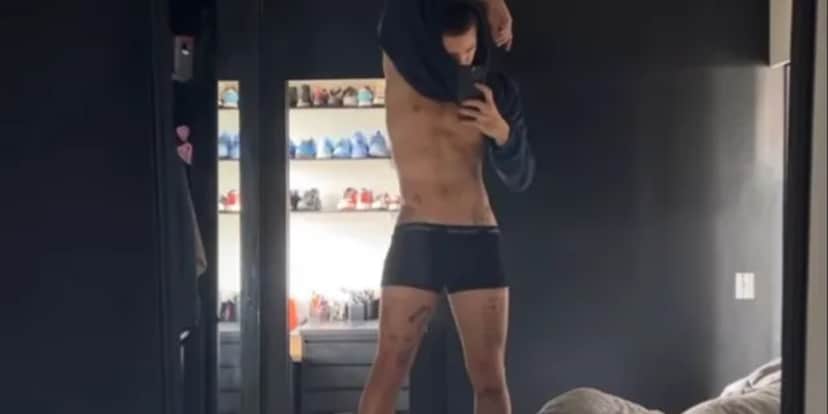 João Guilherme posa só de cueca em cama - Foto: Reprodução João Guilherme posa só de cueca em cama - Foto: Reprodução