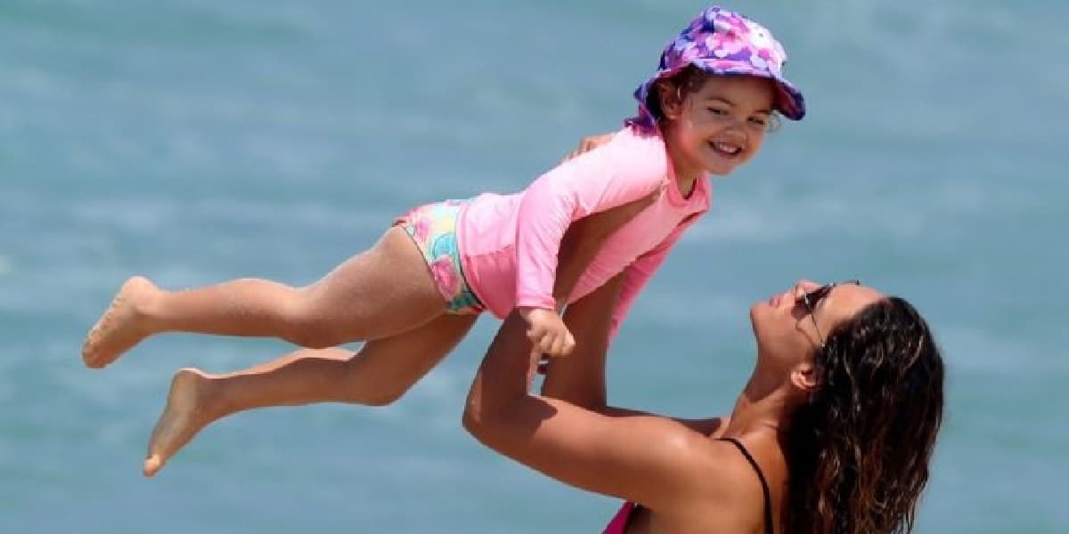 Debora Nascimento na praia com a filha (Foto: Divulgação) Debora Nascimento na praia com a filha (Foto: Divulgação)