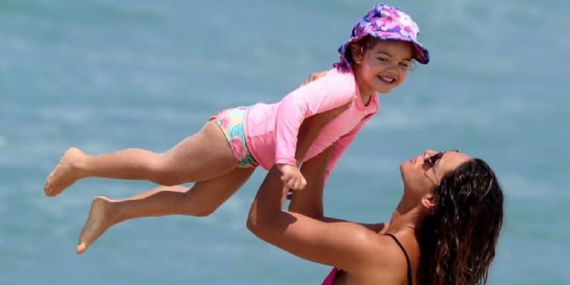 Debora Nascimento na praia com a filha (Foto: Divulgação) Debora Nascimento na praia com a filha (Foto: Divulgação)