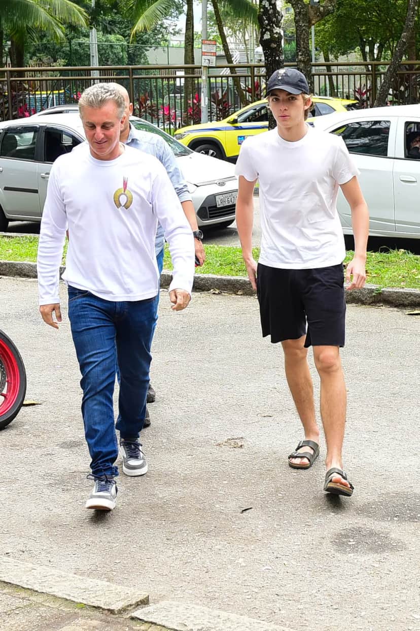 Joaquim votando pela primeira vez, ao lado do pai, Luciano Huck – Foto: Reprodução Instagram Joaquim votando pela primeira vez, ao lado do pai, Luciano Huck – Foto: Reprodução Instagram