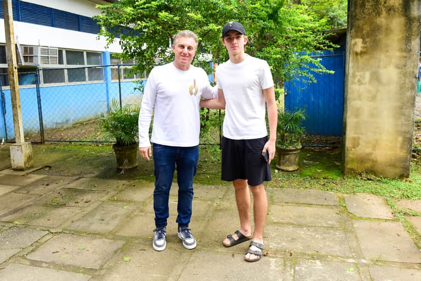 Luciano Huck decidiu votar na companhia do filho mais novo e a aparência do rapaz chamou atenção (Foto: Reprodução) Luciano Huck decidiu votar na companhia do filho mais novo e a aparência do rapaz chamou atenção (Foto: Reprodução)