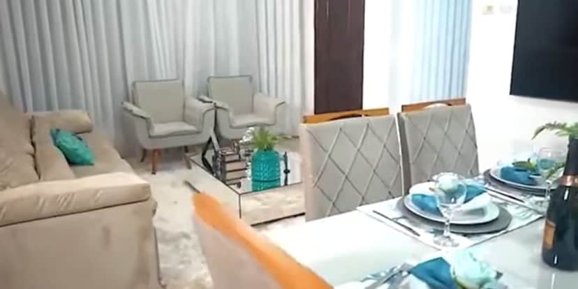 Outro ângulo da sala de jantar- integrada com a sala de estar (Reprodução: Youtube) Outro ângulo da sala de jantar- integrada com a sala de estar (Reprodução: Youtube)