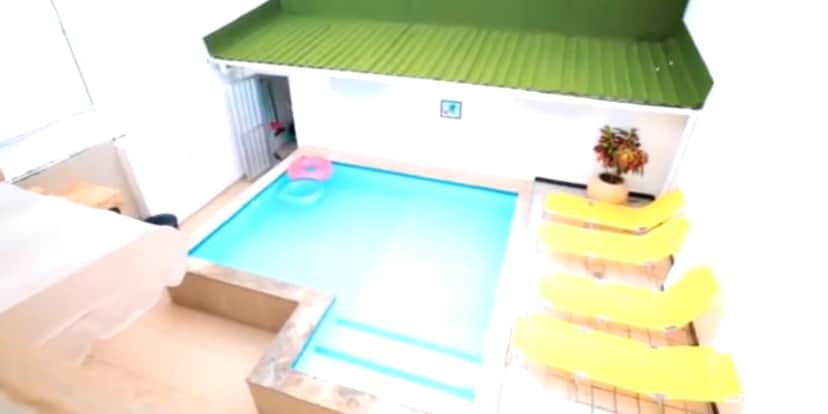 Enorme piscina da casa da cantora (Reprodução: Youtube) Enorme piscina da casa da cantora (Reprodução: Youtube)