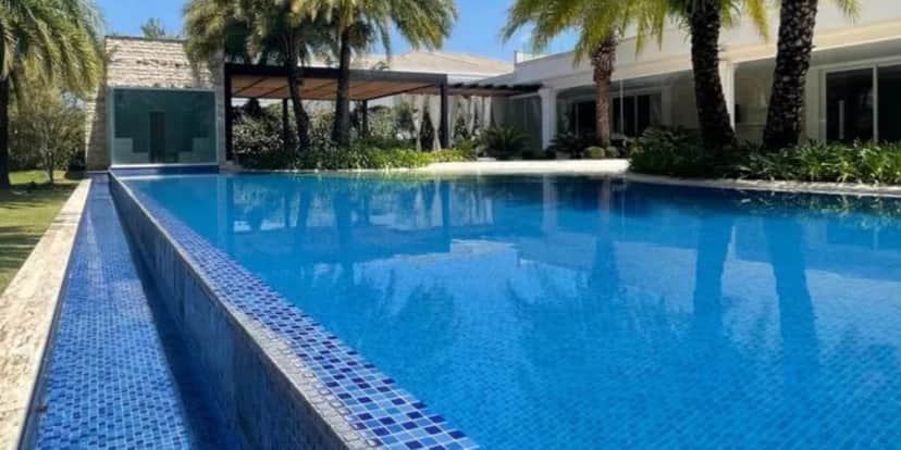 Enorme piscina com borda infinita da mansão de Luan Santana (Reprodução: Youtube) Enorme piscina com borda infinita da mansão de Luan Santana (Reprodução: Youtube)