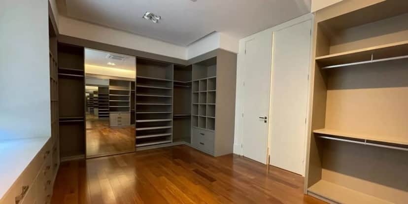 Quarto com closet gigante (Reprodução: Youtube) Quarto com closet gigante (Reprodução: Youtube)