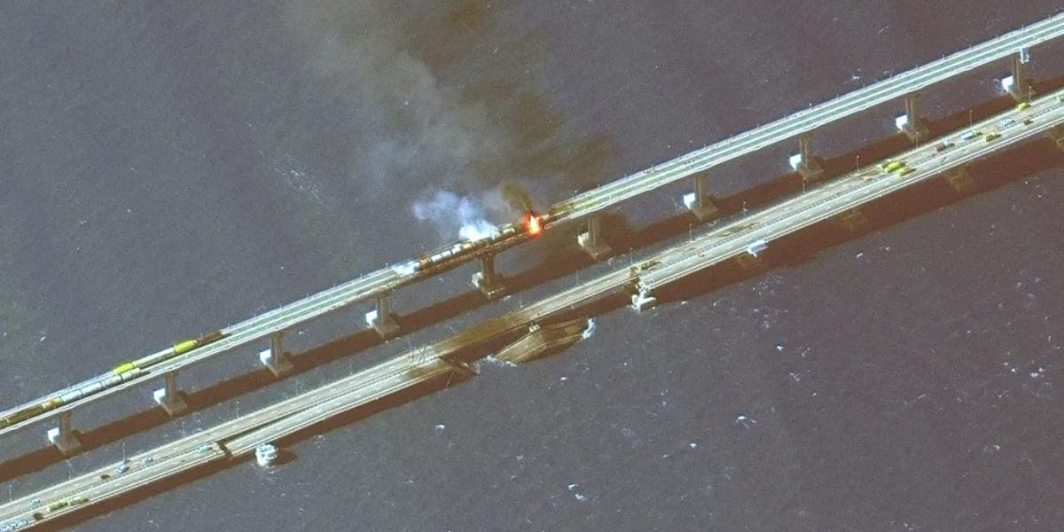 Imagem aérea da ponte destruída na Rússia (Foto: Maxar Technologies/AP) Imagem aérea da ponte destruída na Rússia (Foto: Maxar Technologies/AP)