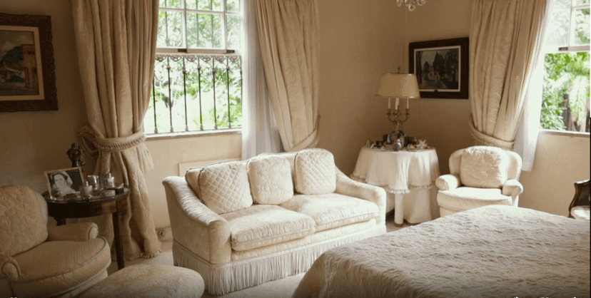 Um dos quartos da mansão, extremamente confortável com muitos móveis e itens decorativos (Foto Reprodução/Internet) Um dos quartos da mansão, extremamente confortável com muitos móveis e itens decorativos (Foto Reprodução/Internet)