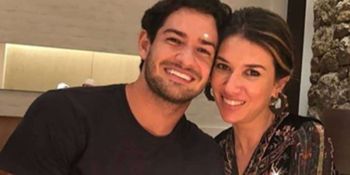 O casal vive um lindo romance, recheado de declarações (Reprodução: Instagram) O casal vive um lindo romance, recheado de declarações (Reprodução: Instagram)
