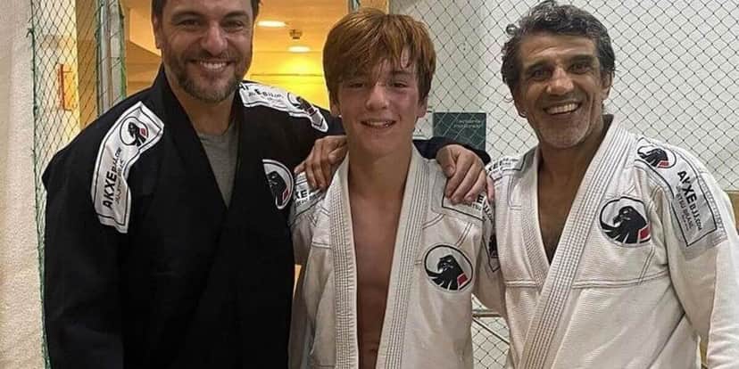Ator posa junto ao filho Rafael Lombardi após prática de Jiu-jitsu (Foto Reprodução/Internet) Ator posa junto ao filho Rafael Lombardi após prática de Jiu-jitsu (Foto Reprodução/Internet)