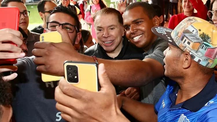 Silvio não negou em tirar fotos com seus fãs durante as eleições (Foto Reprodução/Internet)) Silvio não negou em tirar fotos com seus fãs durante as eleições (Foto Reprodução/Internet))