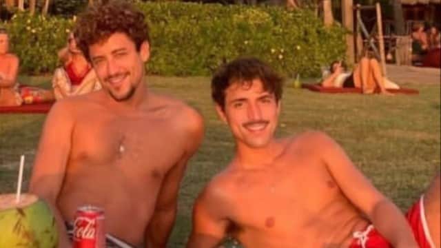De férias, Jesuíta Barbosa esbanja beleza ao lado do seu namorado Cícero Ribeiro - Foto Reprodução Instagram De férias, Jesuíta Barbosa esbanja beleza ao lado do seu namorado Cícero Ribeiro - Foto Reprodução Instagram