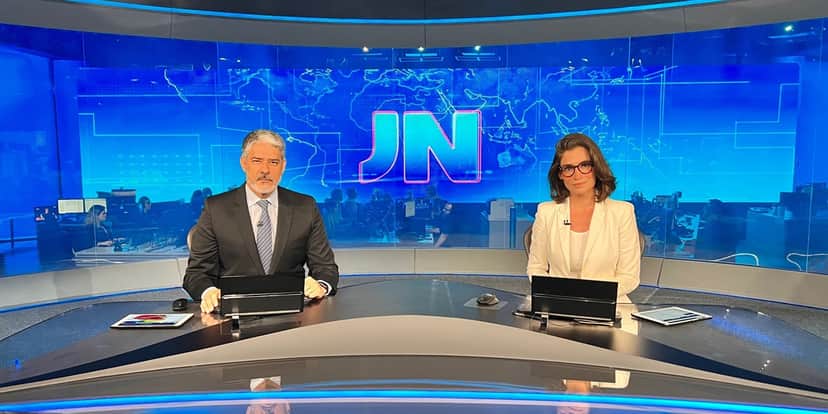 Visivelmente incomodados com a notícia, William Bonner e Renata Vasconcellos anunciam no Jornal Nacional prisão de estrela idosa da Globo - Reprodução Visivelmente incomodados com a notícia, William Bonner e Renata Vasconcellos anunciam no Jornal Nacional prisão de estrela idosa da Globo - Reprodução