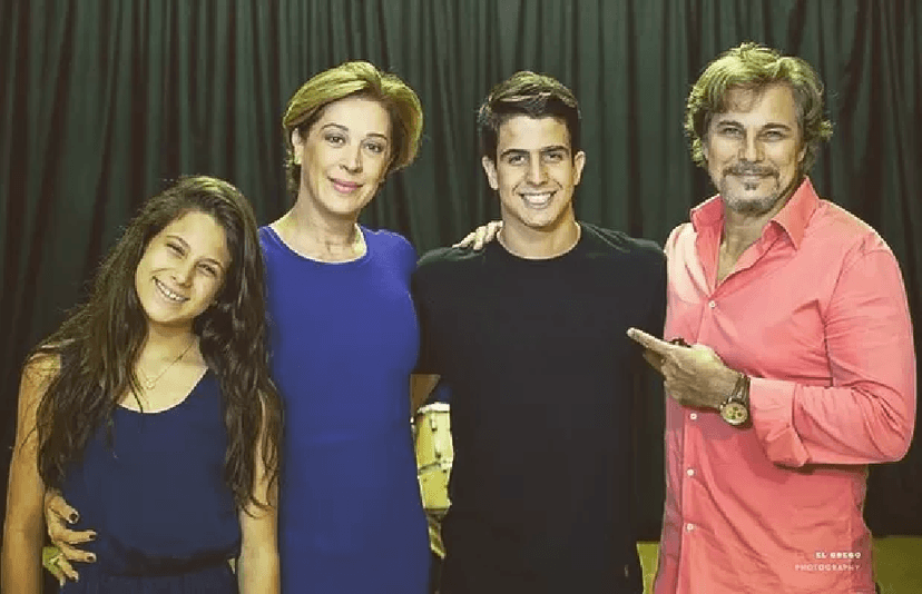 Claudia Raia ao lado de Edson Celulari e dos filhos (Foto: Divulgação) Claudia Raia ao lado de Edson Celulari e dos filhos (Foto: Divulgação)