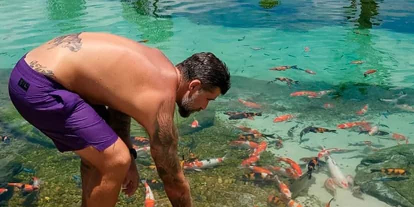 Bruno Gagliasso em meio aos peixes do local (Foto Reprodução/Internet) Bruno Gagliasso em meio aos peixes do local (Foto Reprodução/Internet)