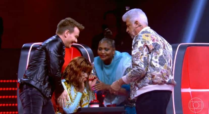 Iza foi acudida pelos jurados do The Voice Iza foi acudida pelos jurados do The Voice