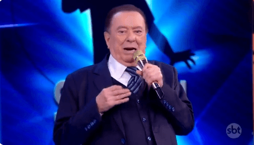 Raul Gil, apresentador do SBT, quebrou protocolos ao vivo, e fez anúncio sobre o câncer de Simony que deixou o Brasil inteiro emocionado - Foto Reprodução SBT Raul Gil, apresentador do SBT, quebrou protocolos ao vivo, e fez anúncio sobre o câncer de Simony que deixou o Brasil inteiro emocionado - Foto Reprodução SBT