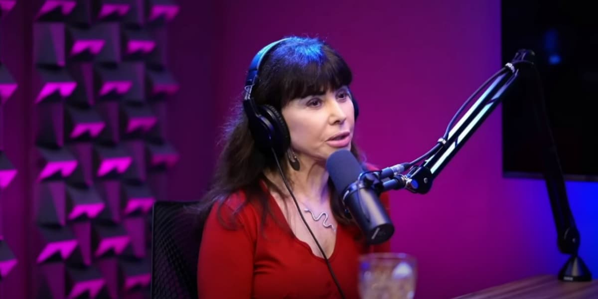 A atriz Claudia Alencar, que era da Globo, no podcast "Papagaio Falante" (Foto: Reprodução/YouTube) A atriz Claudia Alencar, que era da Globo, no podcast "Papagaio Falante" (Foto: Reprodução/YouTube)