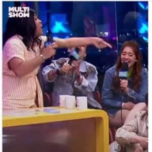 Momento que Blogueirinha acerta a Jully durante o ao vivo do Multishow (Reprodução - Instagram Multishow) Momento que Blogueirinha acerta a Jully durante o ao vivo do Multishow (Reprodução - Instagram Multishow)
