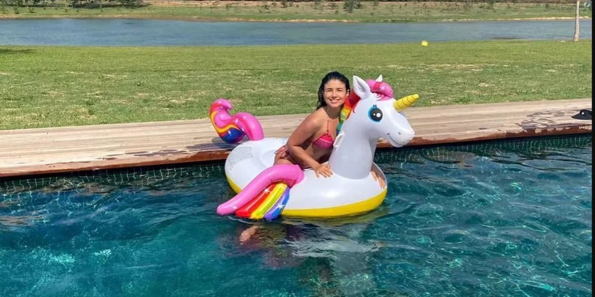 Paula Fernandes curtindo piscina de sua fazenda Paula Fernandes curtindo piscina de sua fazenda