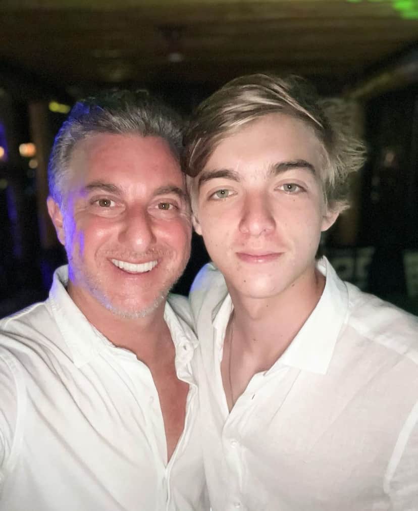 Luciano Huck ao lado do seu filho, Joaquim (Reprodução) Luciano Huck ao lado do seu filho, Joaquim (Reprodução)