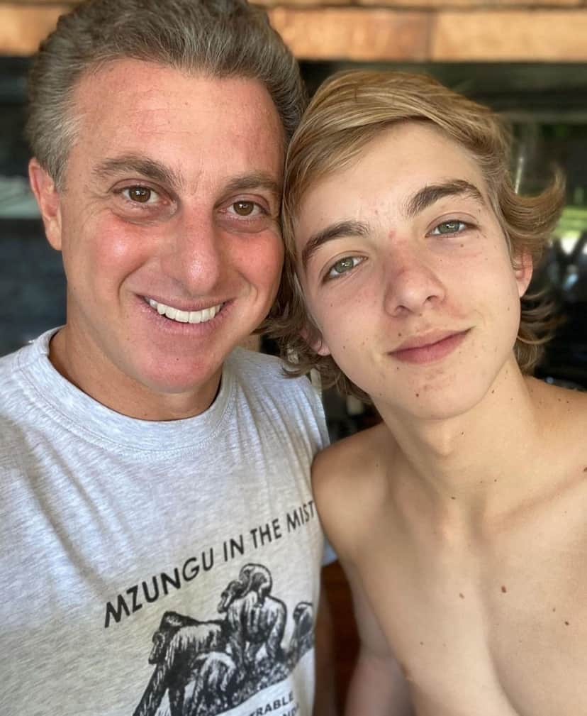 Luciano Huck ao lado do seu filho, Joaquim (Reprodução) Luciano Huck ao lado do seu filho, Joaquim (Reprodução)