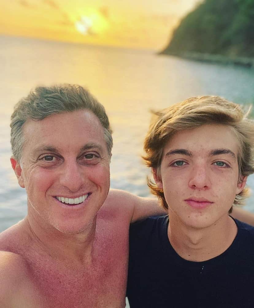 Luciano Huck ao lado do seu filho, Joaquim (Reprodução) Luciano Huck ao lado do seu filho, Joaquim (Reprodução)