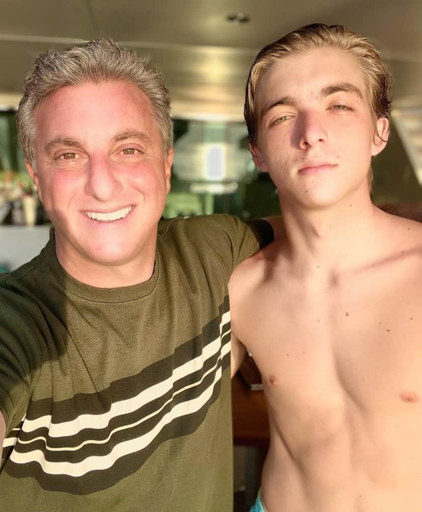 Luciano Huck ao lado do seu filho, Joaquim (Reprodução) Luciano Huck ao lado do seu filho, Joaquim (Reprodução)