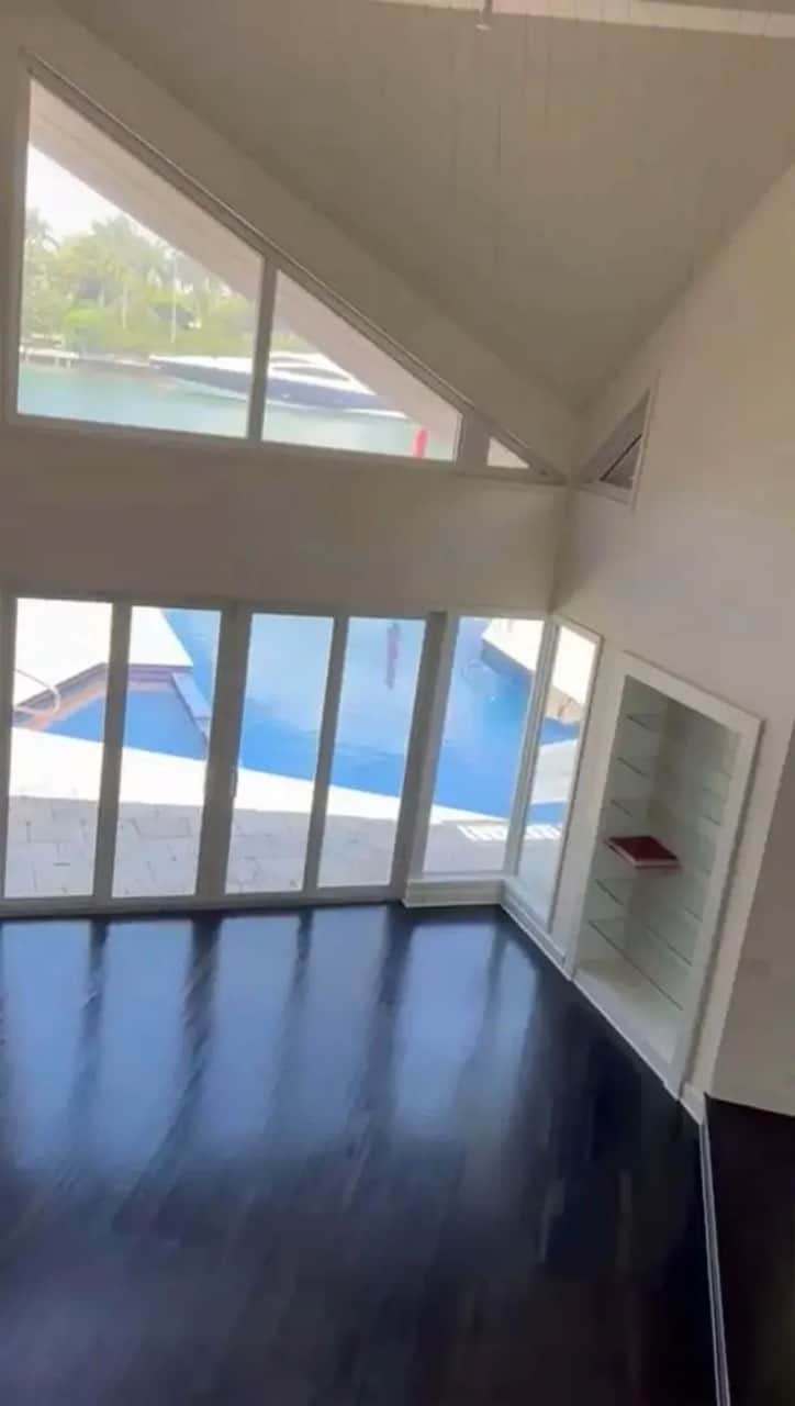 Parte de cima da mansão de Gisele Bundchen que conta com vista exclusiva para a piscina (Reprodução) Parte de cima da mansão de Gisele Bundchen que conta com vista exclusiva para a piscina (Reprodução)