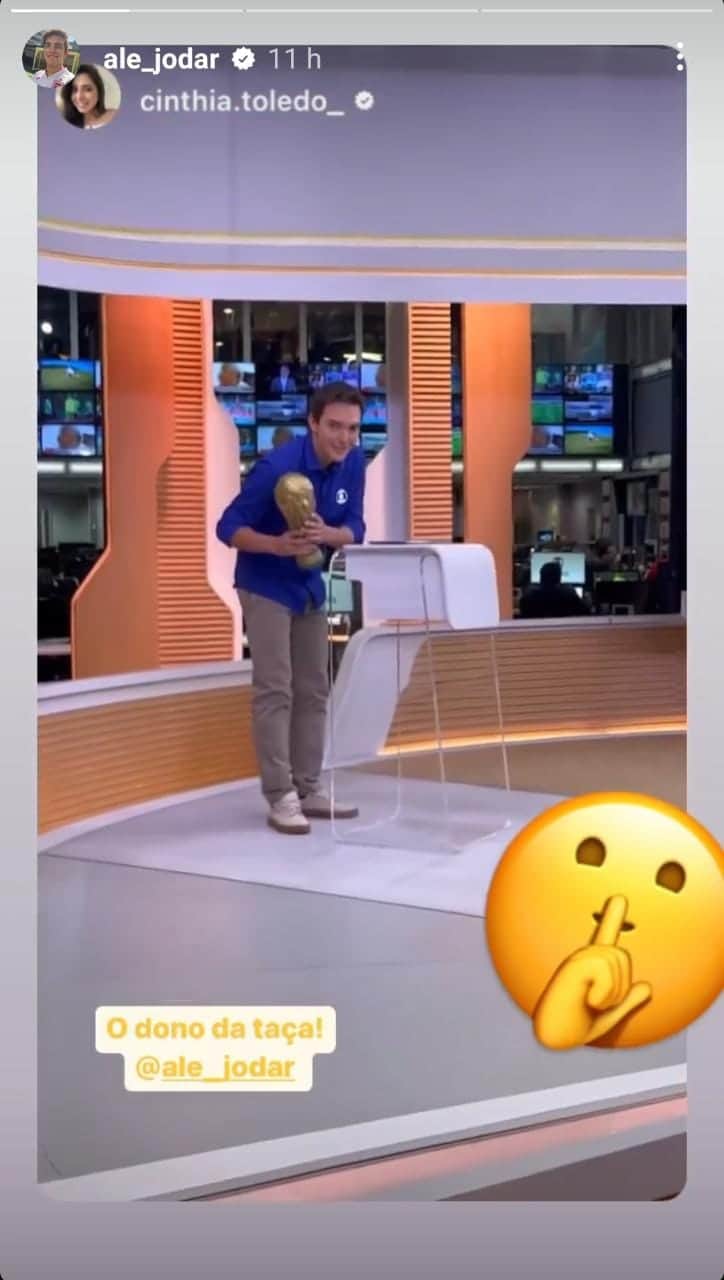 Alessandro Jodar mostrando a taça guardada atrás da bancada do Hora 1 (Imagem: Reprodução) Alessandro Jodar mostrando a taça guardada atrás da bancada do Hora 1 (Imagem: Reprodução)