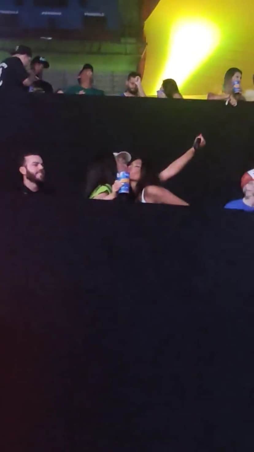 Sarah, Pocah e Juliette se beijando (Reprodução) Sarah, Pocah e Juliette se beijando (Reprodução)